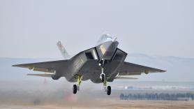 La 'fábrica oscura' china que duplica la producción del caza furtivo J-20 reduce un 80% el trabajo humano: el modelo para fabricar 1.000 aviones en 2030