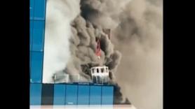 El heroico acto de un operador de grúas que llega a salvar a un hombre de un incendio