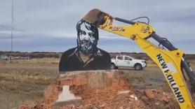 El gobierno de Milei destruye con una excavadora el busto de un escritor