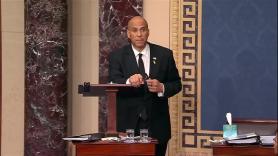 Rompe el récord del discurso más largo del Senado de Estados Unidos: 25 horas y 5 minutos sin parar de hablar