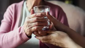 Ginie, 69 años, encuentra un refugio de paz después de años cuidando de su marido: "Nos entendemos, todas hemos pasado por lo mismo"