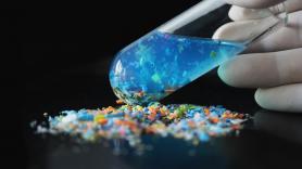 Mia, estudiante de 18 años, inventa un filtro que elimina el 95% de los microplásticos del agua