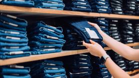 El desempleo juvenil empuja a la generación Z en India a la reventa de ropa: "Una mala semana en el algoritmo puede arruinar todo el mes"