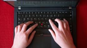 Alex, estudiante de 18 años, se levanta cada día a las 3 de la mañana para dirigir su empresa de IA antes de ir al instituto: "Merece la pena cada noche sin dormir"