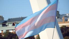 Investigan un posible delito de odio en el entierro de una joven trans: su familia puso el nombre y la imagen anterior a su transición