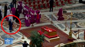 Una monja rompe el protocolo y reza durante minutos ante la tumba del papa sin que nadie pueda decirle nada