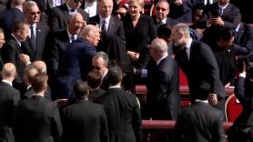 El rey Felipe VI saluda a Donald Trump antes del comienzo del funeral del papa