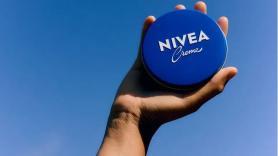 Nivea: "Me apliqué la crema azul de 1 euro en un lado de la cara y un sérum de lujo de 630 euros en el otro; los resultados hablan por sí solos"
