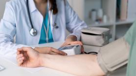 Claudia Leiceaga, farmacéutica: "Si te tomas la tensión en casa mientras hablas o chateas por el teléfono móvil lo estás haciendo mal"