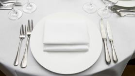 Una pareja de turistas se queda "a cuadros" con el horario de los restaurantes en España: "Cierran en mitad del día durante tres horas"