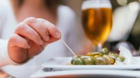 Va con su mujer embarazada a un bar y lo que hace una camarera genera polémica: "Me da hasta vergüenza ajena explicar los hechos"