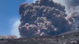 El Monte Etna en Italia entra en erupción: cientos de turistas tienen que huir