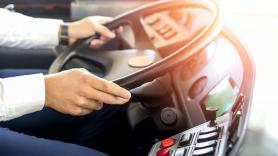 Tiene 23 años, conduce autobuses y gana hasta 3.000 euros al mes: "El que quiere trabajar, trabaja"