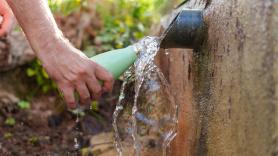 Un infectólogo avisa: estas botellas muy usadas en España tienen 40.000 veces más bacterias que el inodoro