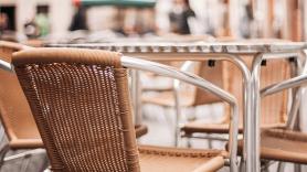 Samira, 18 años, reabre el único bar de Villar del Maestre: "Un bar en un pueblo no es solamente un bar"