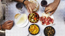 Un experto en hostelería avisa de lo que pasará dentro de poco en los bares de España: "Olvidaos del pincho gratis, ya"