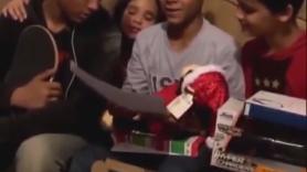 El regalo más emocionante para un niño huérfano: vuelve a escuchar la voz de su madre