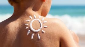 Descubren un tóxico "prohibido" en la orina del 92% de los niños y la culpa es de la crema solar que la UE no limitará hasta 2027