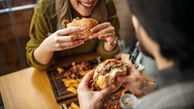 Un médico avisa: si vas a un restaurante y al pedir una hamburguesa te preguntan esto deberías irte