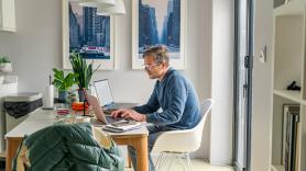 Georg nunca llegaba a tiempo a la oficina y ahora trabaja desde casa: "Mi esposa y yo trabajamos, y nuestra hija tenía solo un año"