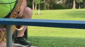 La espectadora más singular del saxofonista que toca en el parque todas las mañanas
