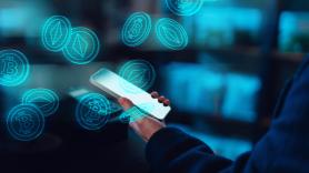 Trabajó semanas escribiendo reseñas falsas de hoteles en Google Maps por criptomonedas: "Gané 25 euros mientras la red de estafadores movía entre 300.000 y 600.000 euros por cartera"