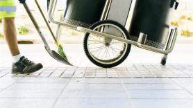 La Seguridad Social denegó la pensión a una barrendera que no puede estar de pie por una hipocalcemia: la justicia le da la razón y cobrará el 55% de su base de 1.110 euros