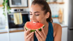 Tiene un 92% de agua, aporta el 25% de la vitamina C diaria y mejora la función vascular: lo que un estudio confirma sobre la sandía