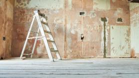 Construyen una casa en el jardín para sus padres y ordenan demolerla: "No hay nada que demuestre que no puedan usar la casa principal"