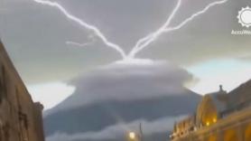 Un rayo asciende desde el volcán de Agua y deja imágenes que parecen de otro mundo