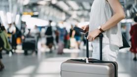 Karla, profesora de Primaria, vive en Mallorca pero trabaja en Ibiza, gasta 600-700 al mes en aviones: "Si no fuera por la ayuda de la familia, no sería posible"