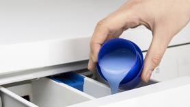 Diego Fernández, ingeniero químico, anima a dejar de poner suavizante en la lavadora: "Disminuye la transpirabilidad de la ropa"