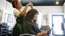 "Nadie debería recibir un servicio peor por la textura de su pelo": Nueva York obliga a que las escuelas de peluquería enseñen todo tipo de cabello