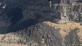 El épico salto en moto al vacío para el utiliza dos paracaídas