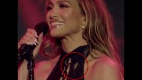 Un grillo se sube al cuello de Jennifer López en pleno concierto y su reacción sorprende a todos