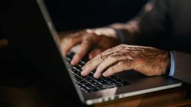 Una anciana de 93 años busca trabajo con 14 brazos rotos en su historial: "Necesito un trabajo"