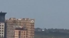 El momento en el que un dron ucraniano impacta contra un edificio residencial en Rusia