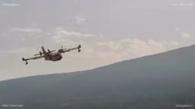 Así carga agua un hidroavión en el embalse de Compuerto (Plasencia)