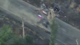 La sorprendente bandera que lleva este tanque ruso mientras ataca a los soldados ucranianos