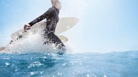 Pierde su tabla de surf y la encuentra a 2.400 kilómetros de distancia y 18 meses después con historia de supervivencia incluida