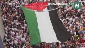 Sacan la bandera de Palestina en defensa de Gaza en plena Tomatina de Buñol