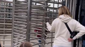 El niño juega en la frontera de EEUU, cruza accidentalmente a Canadá y la reacción de los padres genera debate en redes