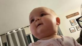 Graba la reacción de su hija de 7 meses cuando papá vuelve a casa sin saber que grabaría un momento mágico