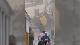 Las imágenes momentos después del trágico accidente del emblemático funicular de Gloria en Lisboa