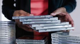 El 60% de la generación Z escucha sobre todo música de los noventa o incluso anterior: claves del renacer del CD