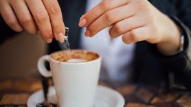 Va a pedir un café cuando la camarera estaba descansando: lo que le dice genera multitud de comentarios