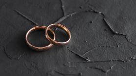 Una novia 'desinvita' de su boda a su hermanastra adulta después de que esta exigiera ser la niña de las flores en vez de su sobrina de 8