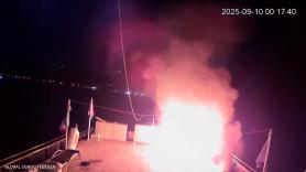 El momento en el que se produce un segundo ataque con dron a otro barco de la Global Sumud Flotilla