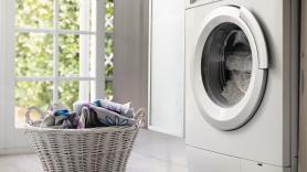 Un grupo de estudiantes se da cuenta de lo que tienen en este compartimento de la lavadora y salen corriendo del piso