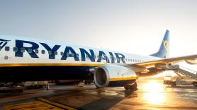 Investigan a Ryanair por cobrar a los padres que quieran sentarse junto a sus hijos